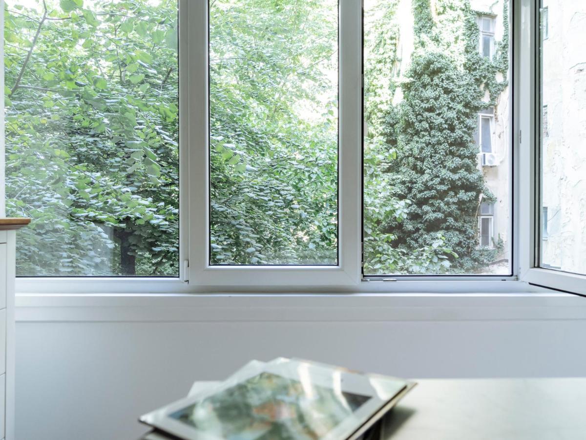 Old Town Historic Apartment With Backyard Mini Park Бухарест Экстерьер фото